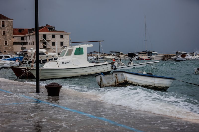 Jugo i visoko more ponovno su poplavile kaštelanske rive