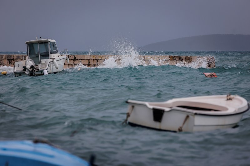 Jugo i visoko more ponovno su poplavile kaštelanske rive