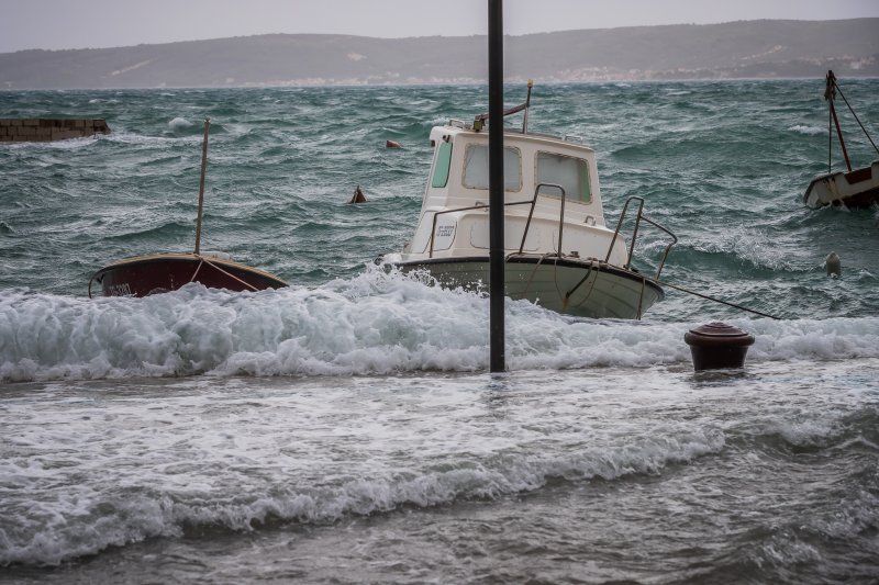 Jugo i visoko more ponovno su poplavile kaštelanske rive