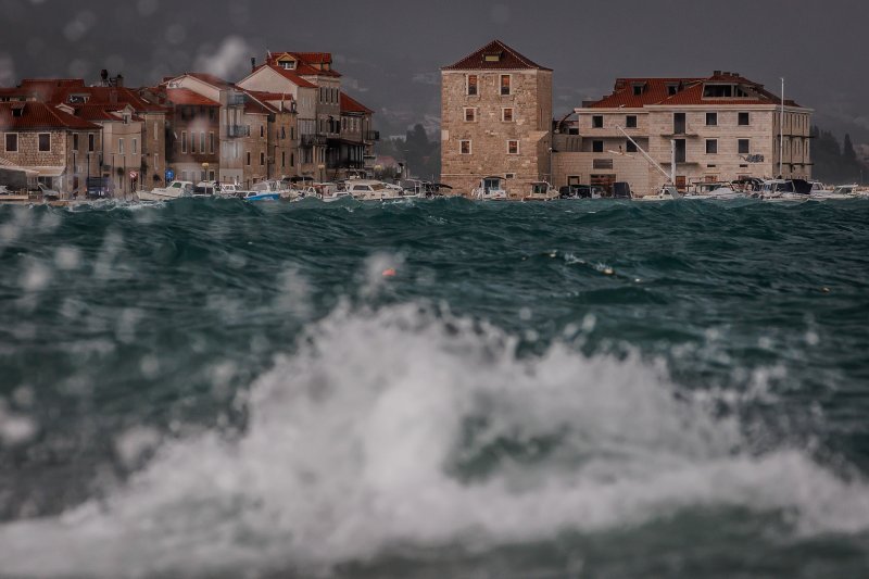 Jugo i visoko more ponovno su poplavile kaštelanske rive