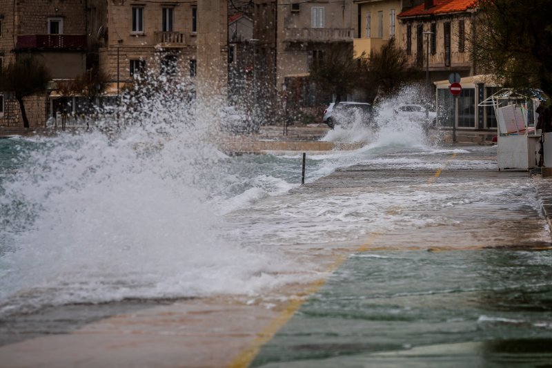 Jugo i visoko more ponovno su poplavile kaštelanske rive