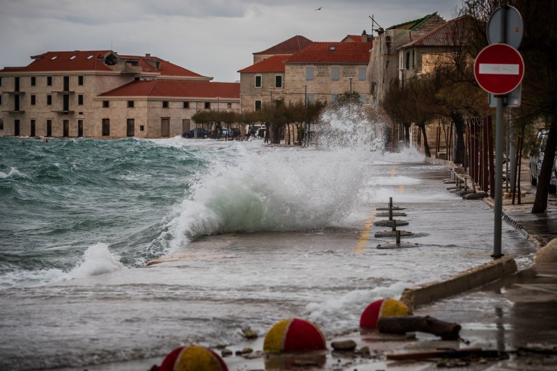 Jugo i visoko more ponovno su poplavile kaštelanske rive