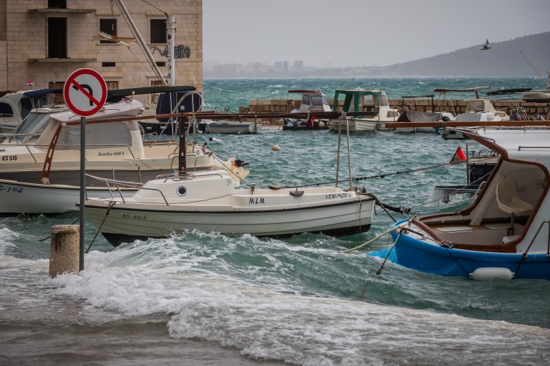 Jugo i visoko more ponovno su poplavile kaštelanske rive