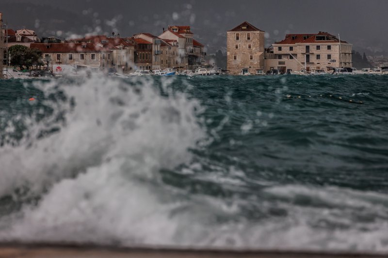 Jugo i visoko more ponovno su poplavile kaštelanske rive