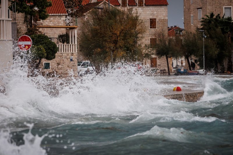 Jugo i visoko more ponovno su poplavile kaštelanske rive