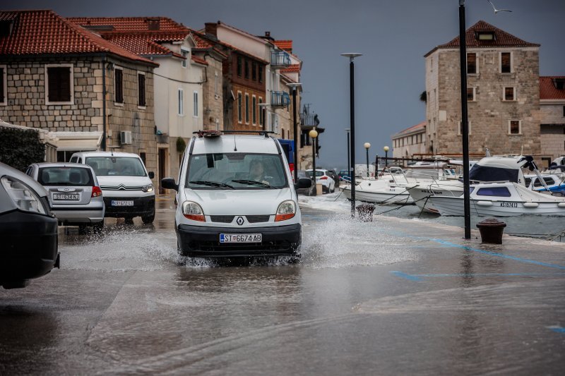 Jugo i visoko more ponovno su poplavile kaštelanske rive