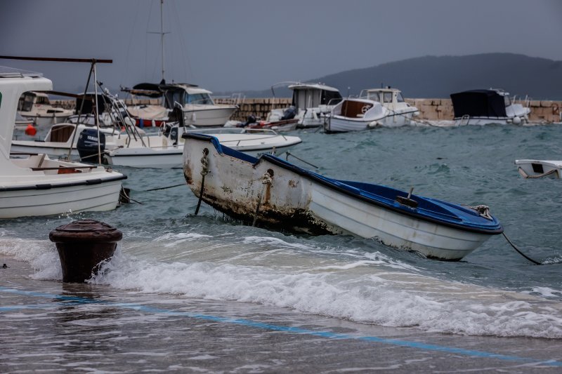 Jugo i visoko more ponovno su poplavile kaštelanske rive