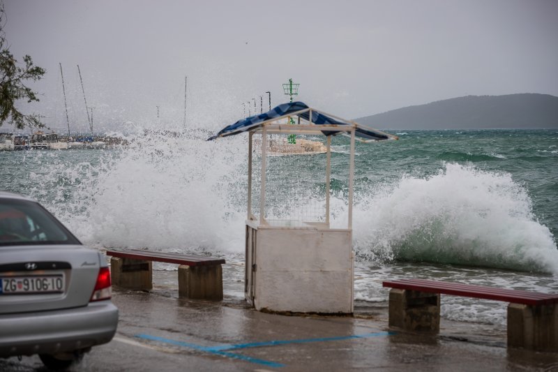 Jugo i visoko more ponovno su poplavile kaštelanske rive