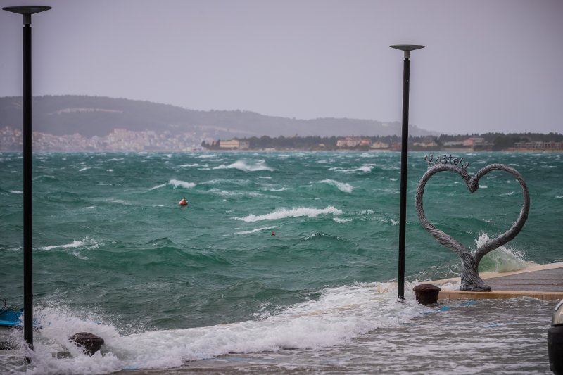 Jugo i visoko more ponovno su poplavile kaštelanske rive