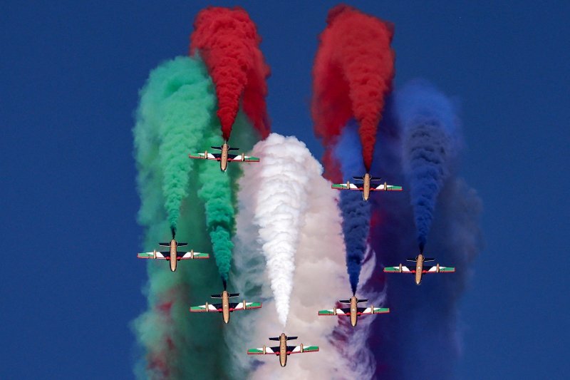 Trenažni zrakoplovi Aermacchi MB-339 akrobatskog tima Fursan al-Emarat (Vitezovi UAE) ispuštaju dim dok prelijeće tijekom Dubai Airshow-a 2023.
