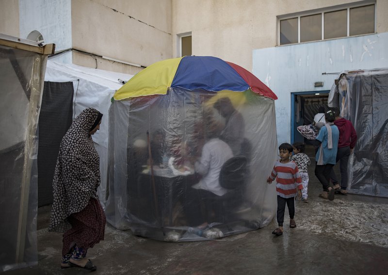 Palestinci su se sklonili u privremeni kamp u Kan Junisu, drugom najvećem gradu u Pojasu Gaze, koji je osigurao Razvojni program Ujedinjenih naroda za raseljene Palestince koji su izgubili svoje domove u izraelskim napadima.