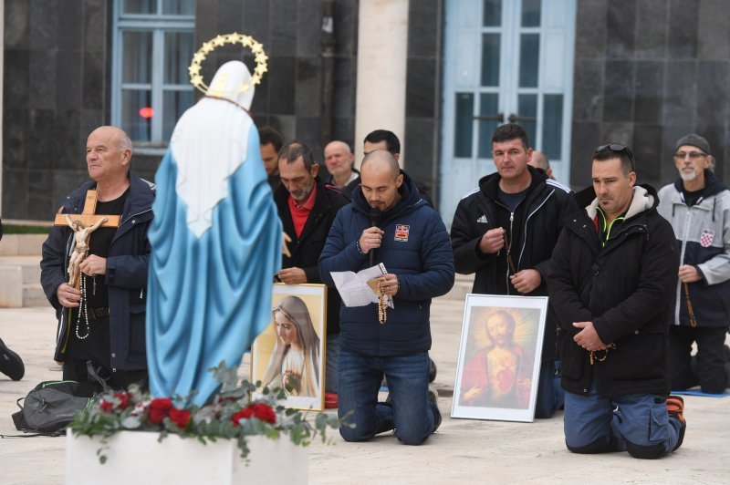 Muškarci mole krunicu svake prve subote u mjesecu