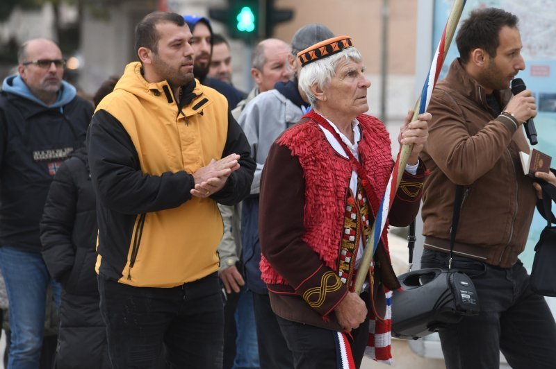 Muškarci mole krunicu svake prve subote u mjesecu