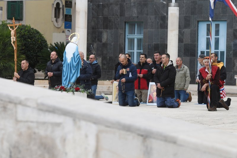 Muškarci mole krunicu svake prve subote u mjesecu