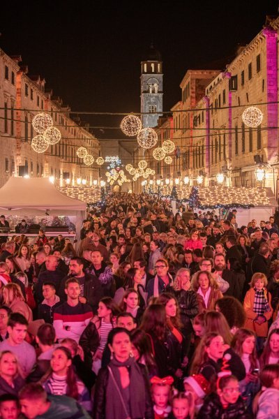 Pogledajte atmosferu na koncertu Prljavog kazališta na Stradunu