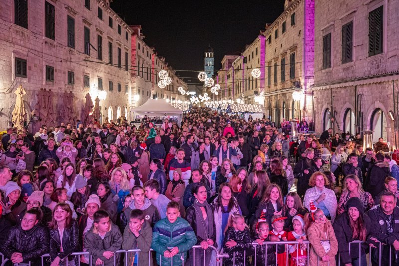 Pogledajte atmosferu na koncertu Prljavog kazališta na Stradunu