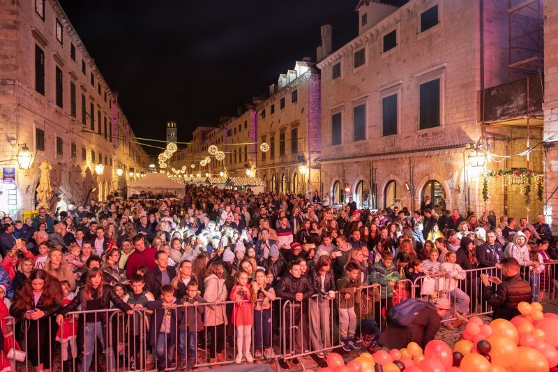 Pogledajte atmosferu na koncertu Prljavog kazališta na Stradunu