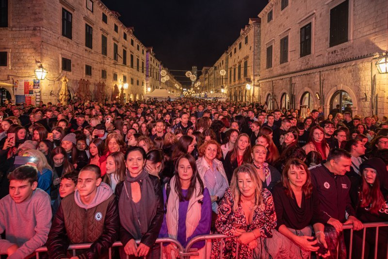 Pogledajte atmosferu na koncertu Prljavog kazališta na Stradunu