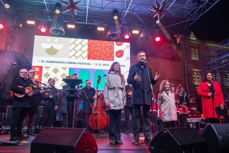 Pogledajte atmosferu na koncertu Prljavog kazališta na Stradunu