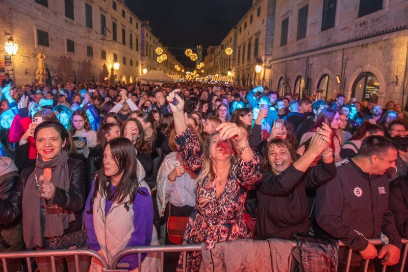 Pogledajte atmosferu na koncertu Prljavog kazališta na Stradunu