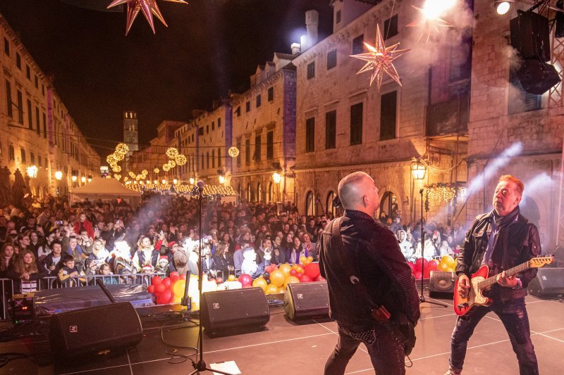 Pogledajte atmosferu na koncertu Prljavog kazališta na Stradunu