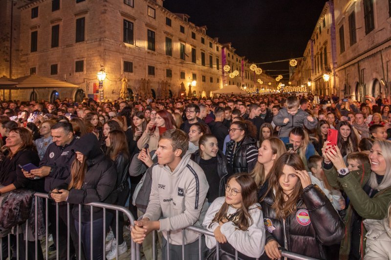 Pogledajte atmosferu na koncertu Prljavog kazališta na Stradunu