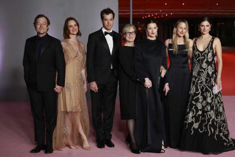 Meryl Streep s obitelji: kćer Grace Gummer i suprug Mark Ronson, Mamie Gummer, Louise Jacobson, sin Henry Wolfe i supruga Tamryn Storm Hawker