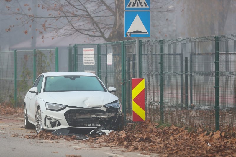 Izgubio kontrolu nad automobilom i zabio se u ogradu