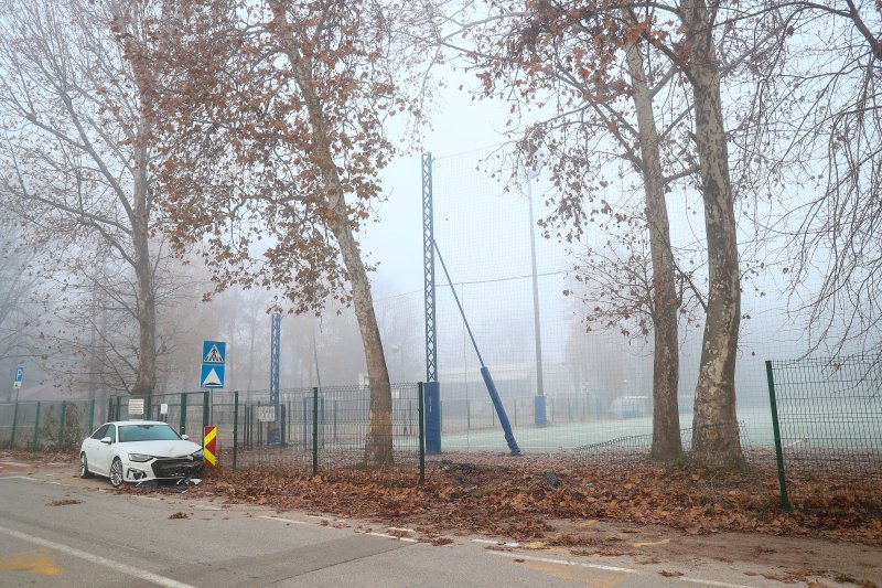 Izgubio kontrolu nad automobilom i zabio se u ogradu