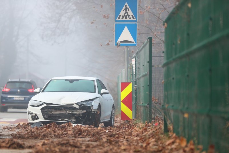 Izgubio kontrolu nad automobilom i zabio se u ogradu