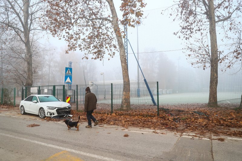 Izgubio kontrolu nad automobilom i zabio se u ogradu