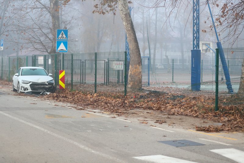 Izgubio kontrolu nad automobilom i zabio se u ogradu