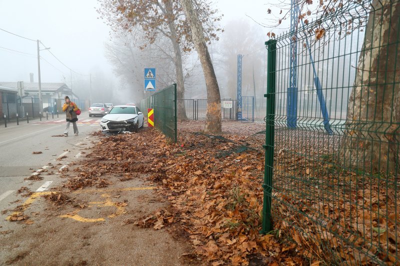 Izgubio kontrolu nad automobilom i zabio se u ogradu