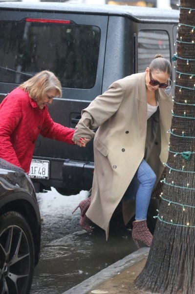 Jennifer Lopez s mamom u shoppingu