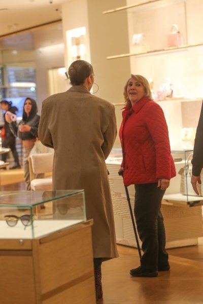 Jennifer Lopez s mamom u shoppingu