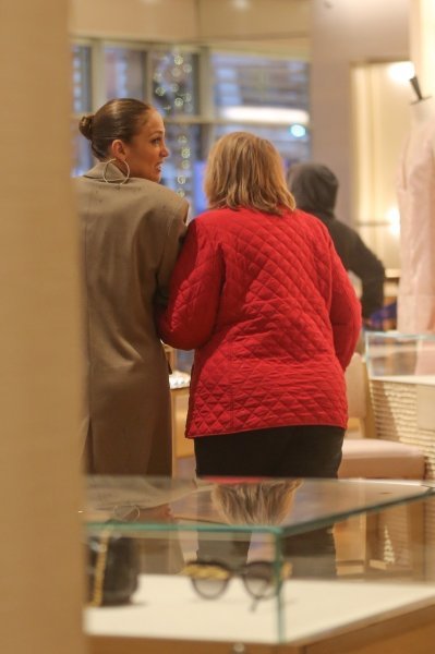 Jennifer Lopez s mamom u shoppingu