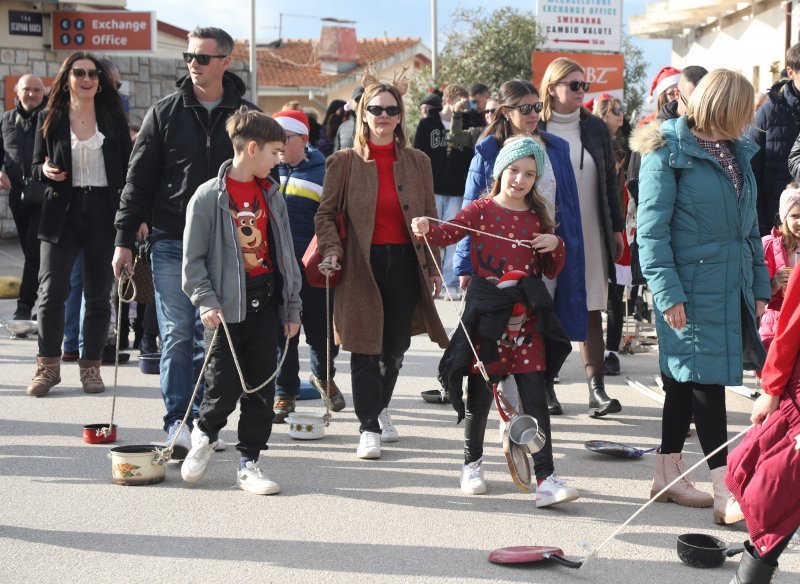 Primoštenci ispratili godinu tradicionalnim potezanjem starog lima