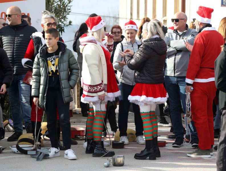 Primoštenci ispratili godinu tradicionalnim potezanjem starog lima