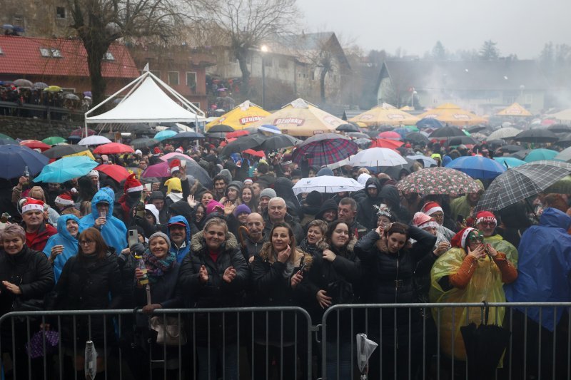 U Fužinama već tradicionalno organiziran najveći ispraćaj Stare i doček Nove godine u podne