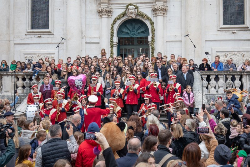 Novu 2024. u podne su na Stradunu dočekali i najmlađi Dubrovčani