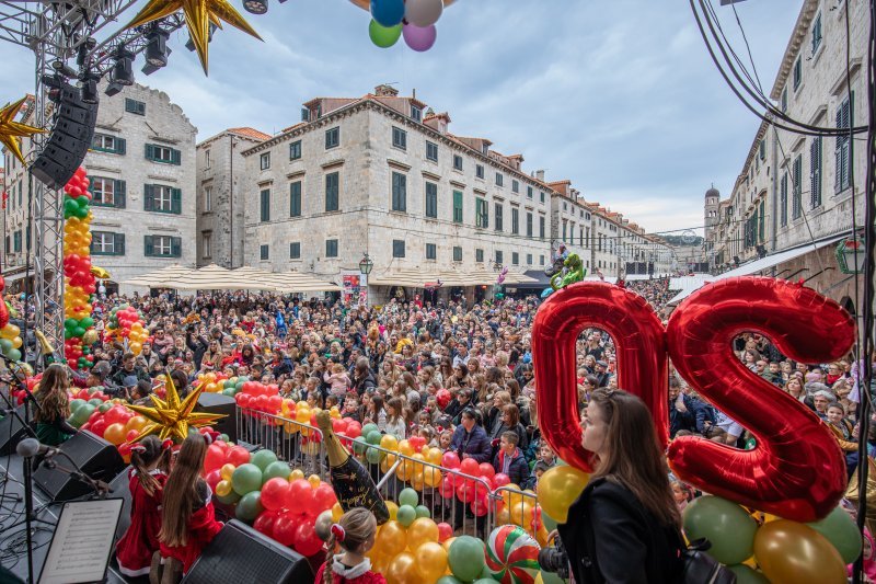 Novu 2024. u podne su na Stradunu dočekali i najmlađi Dubrovčani