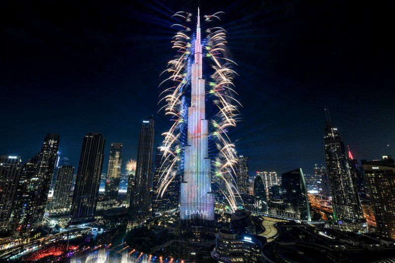 Vatromet obasjava nebo kraj znamenitog nebodera Burj Khalifa, najviše zgrade na svijetu, u Dubaiju u ponoć na novogodišnju noć 1. siječnja 2024.