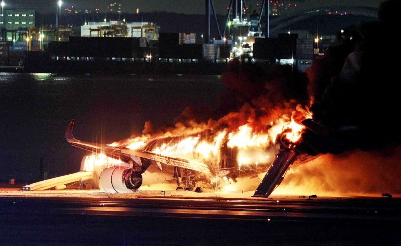 Zapaljeni avion u zračnoj luci u Tokiju