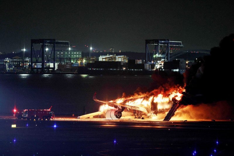 Zapaljeni avion u zračnoj luci u Tokiju