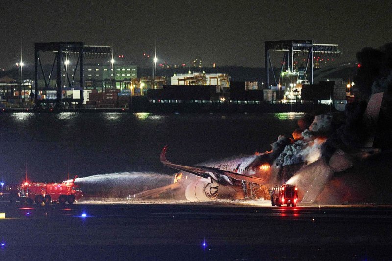 Zapaljeni avion u zračnoj luci u Tokiju