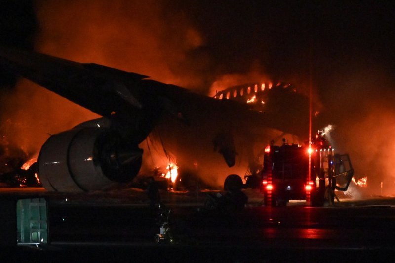 Zapaljeni avion u zračnoj luci u Tokiju