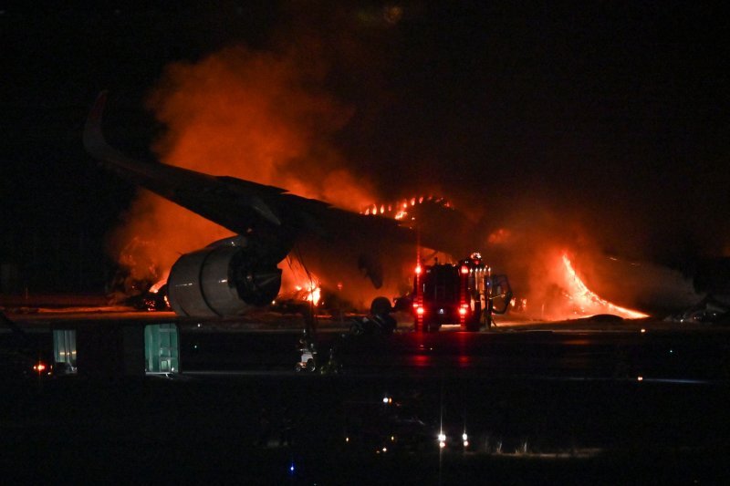 Zapaljeni avion u zračnoj luci u Tokiju