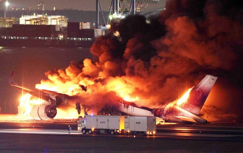 Zapaljeni avion u zračnoj luci u Tokiju