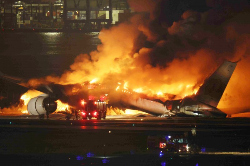 Zapaljeni avion u zračnoj luci u Tokiju