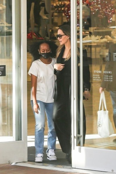 Angelina Jolie sa kćeri u šopingu